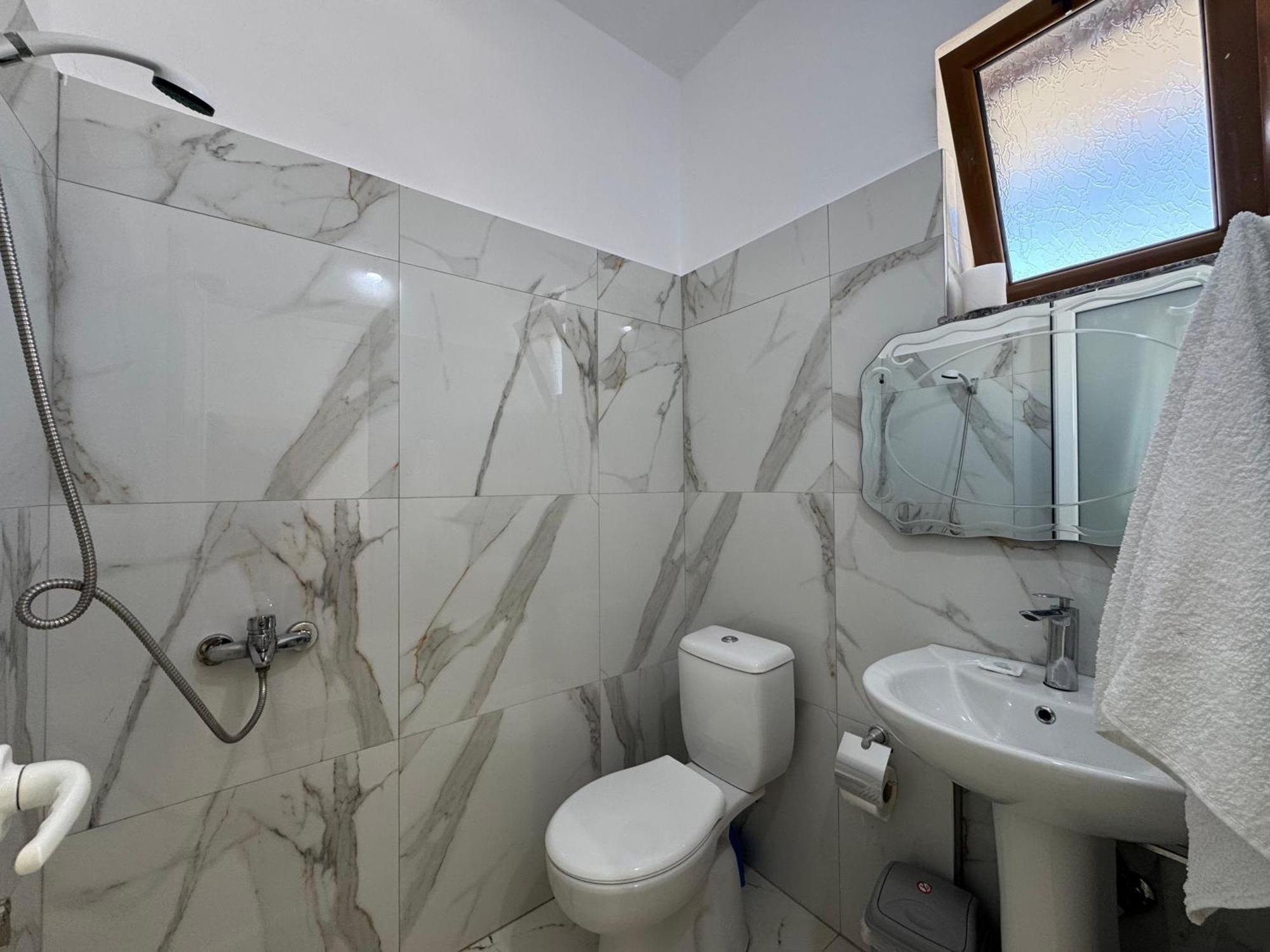 Vila Hergi Sarande Luaran gambar
